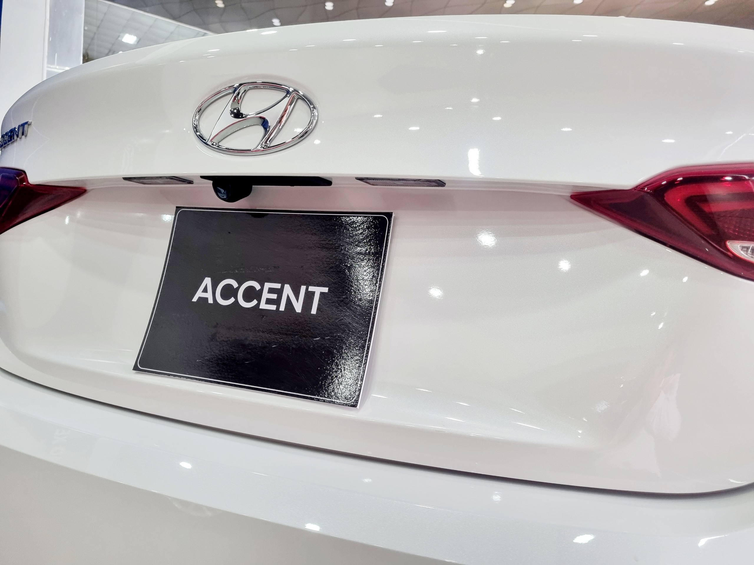 Hyundai Accent trang bị Camera lùi, cảm biến lùi