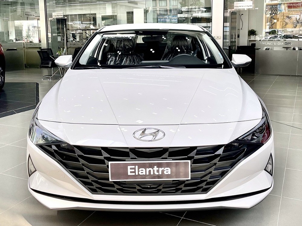 Cập nhật hình xe Hyundai Elantra tiêu chuẩn màu Trắng