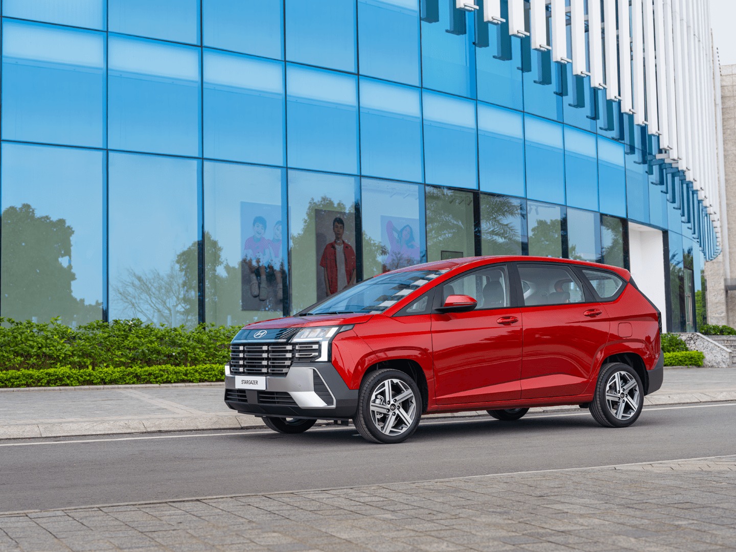 Xe Hyundai Stargazer 7 chỗ màu Đỏ