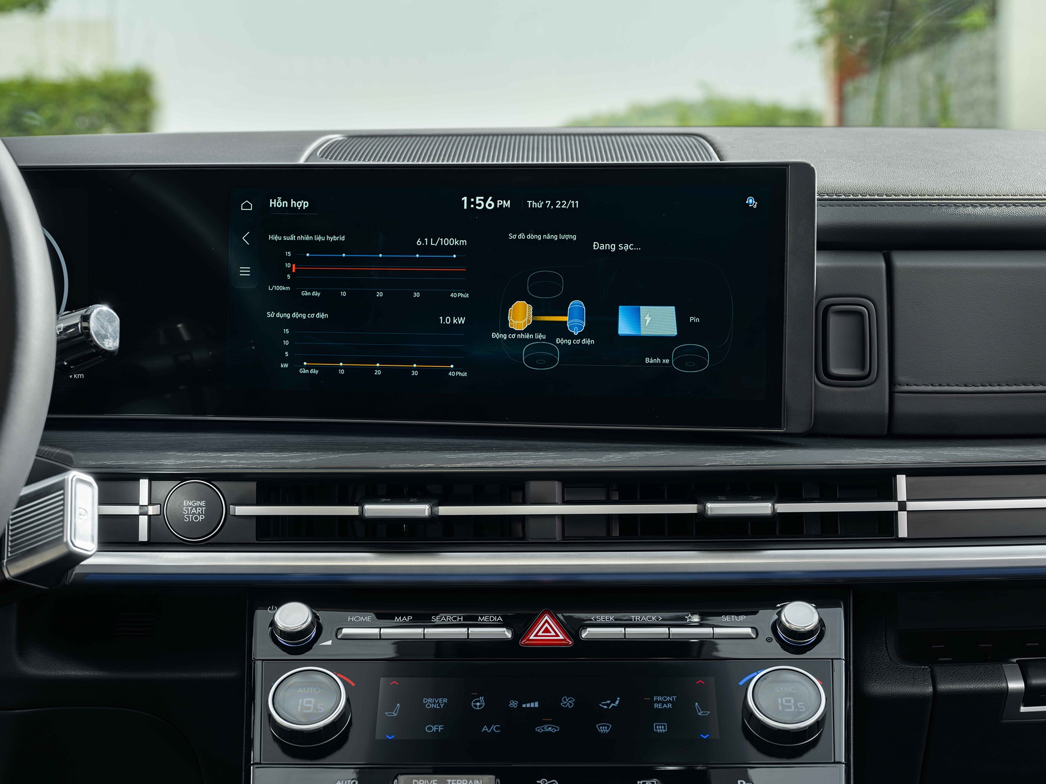 Màn hình hiển thị thông tin vận hành hệ thống Hybrid trên Santa Fe
