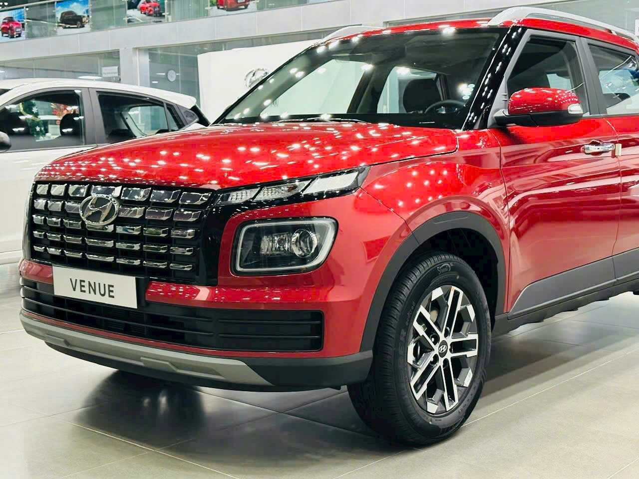 Ngoại thất Hyundai Venue Đặc biệt màu Đỏ đầu xe