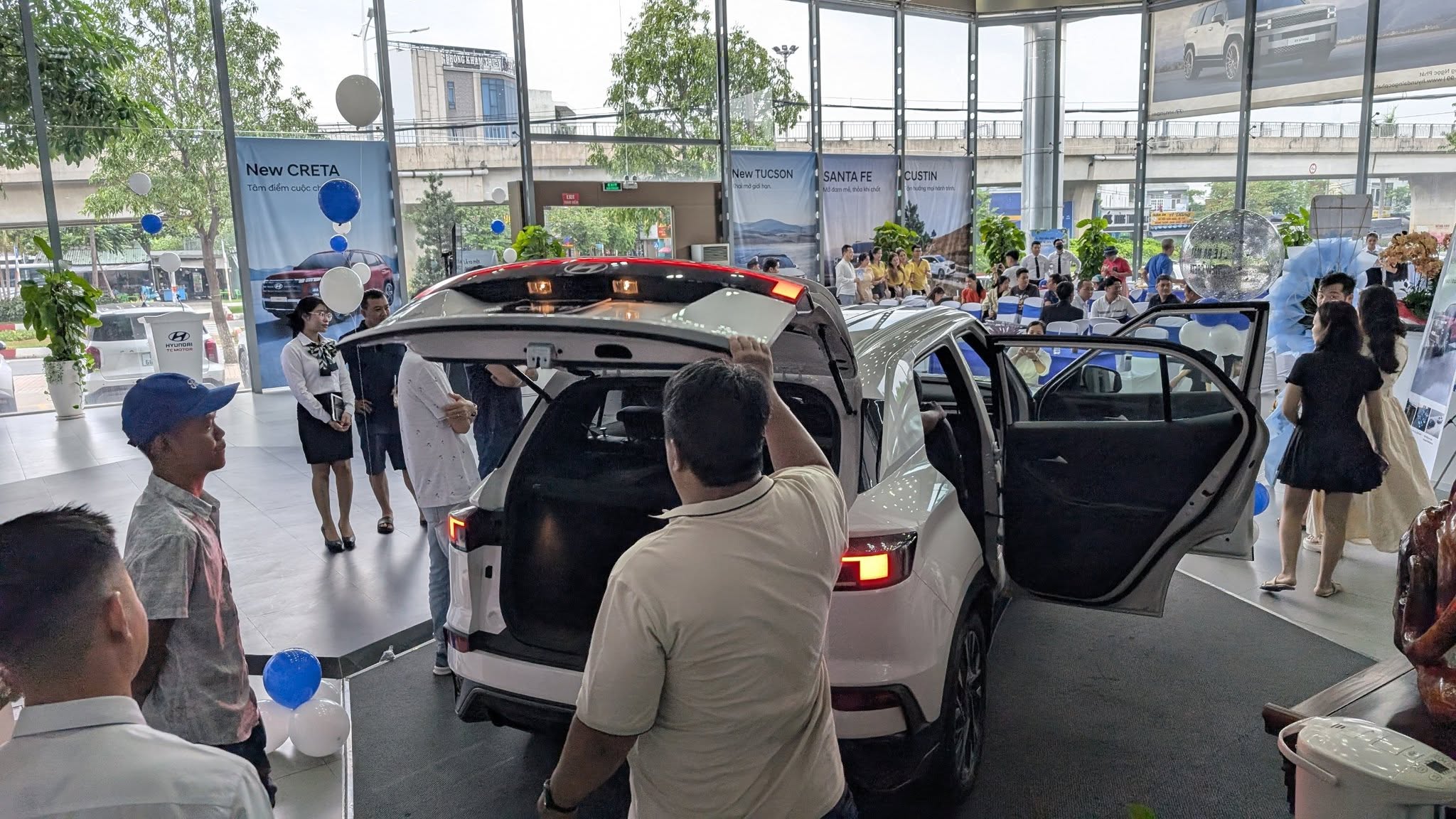 Khách hàng trải nghiệm xe tại showroom Hyundai Ngọc Phát