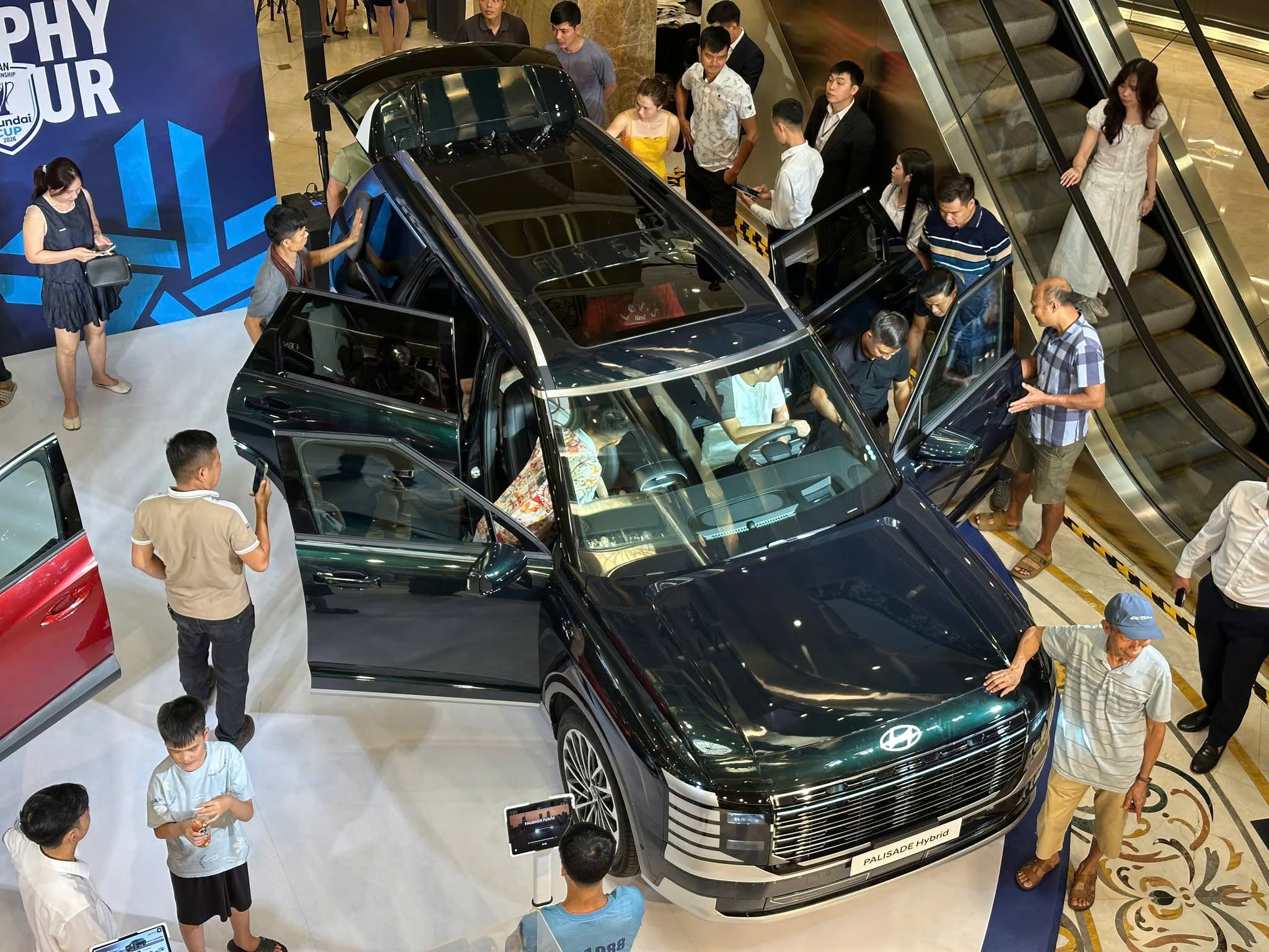Khách hàng trải nghiệm Palisade Hybrid 2026 tại Tràng Tiền Plaza Hà Nội