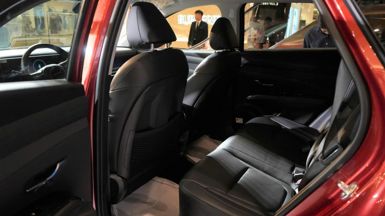 Nội thất hàng ghế thứ 2 Tucson Hybrid