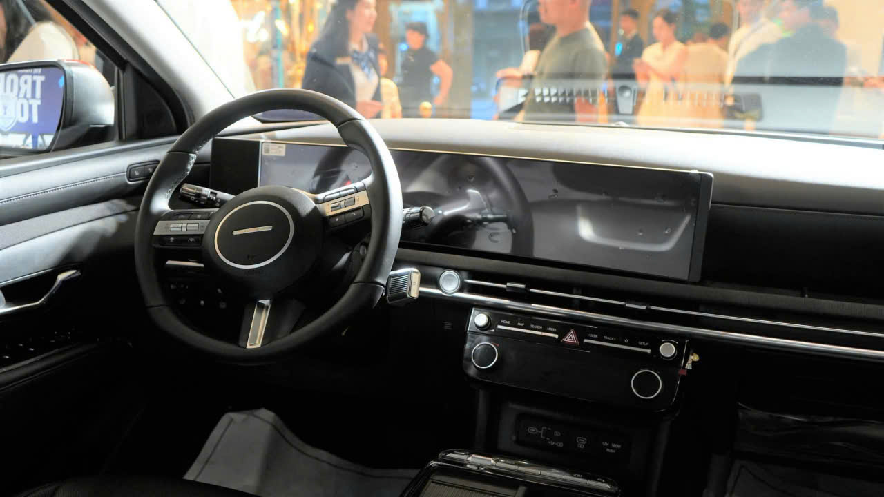 Nội thất trung tâm Tucson Hybrid