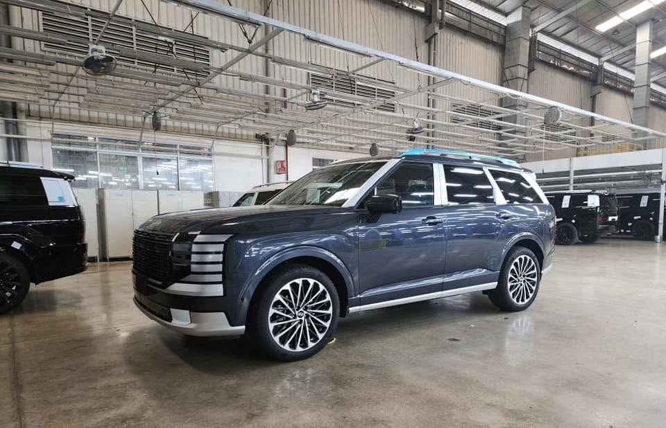 SUV 7 chỗ cỡ lớn hạng sang Hyundai Palisade màu xanh tối