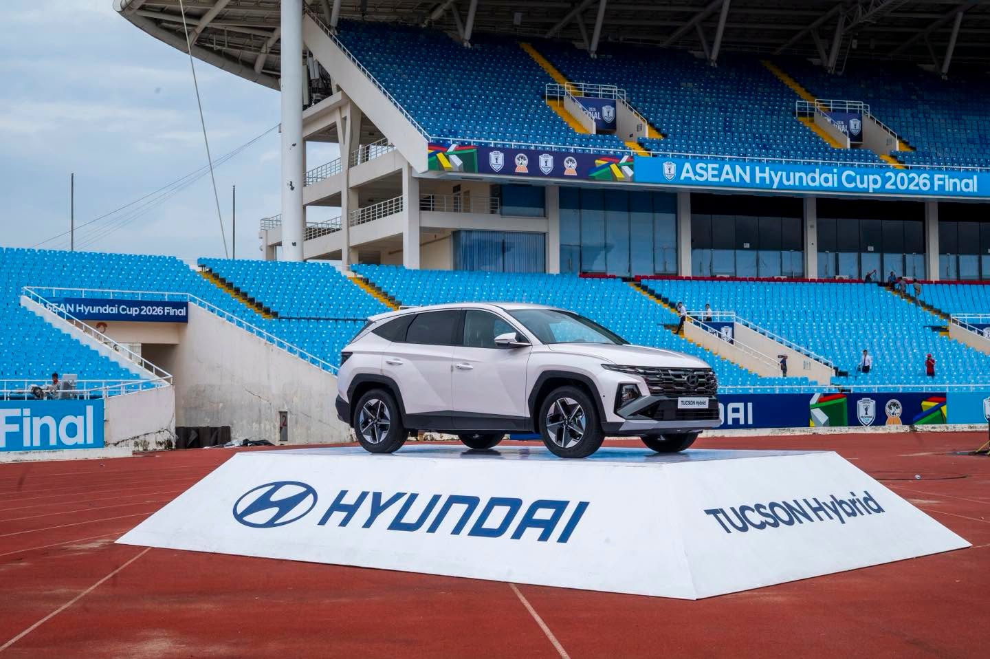 Hyundai Tucson Hybrid 2026 trưng bày tại sân vận động Mỹ Đình